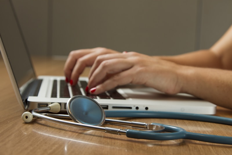 أجهزة التشخيص الذكية للجلد والشعر – دليلك المتقدم لفهم الاحتياجات التجميلية